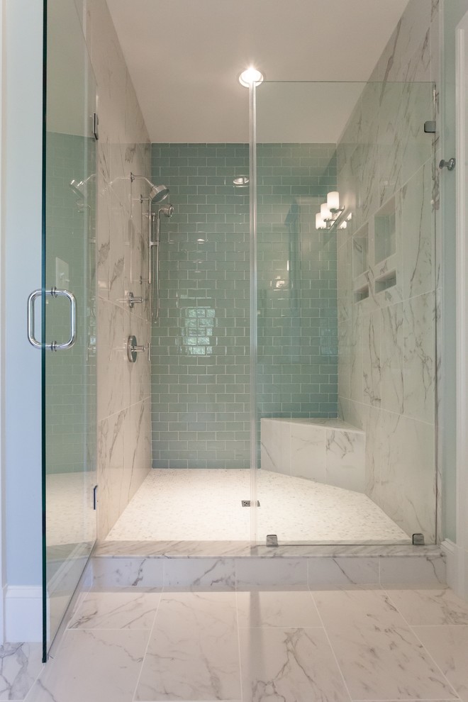 Foto di una stanza da bagno padronale american style con vasca freestanding, doccia alcova, piastrelle verdi, piastrelle di vetro, pareti verdi, pavimento in marmo, pavimento grigio e porta doccia a battente