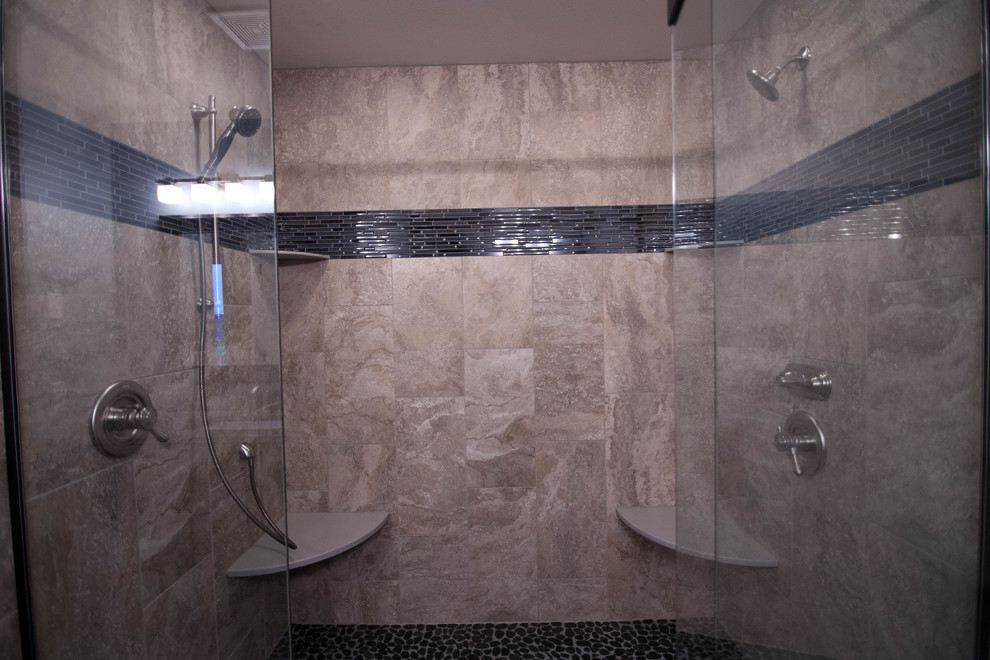 Immagine di una stanza da bagno classica con lavabo sottopiano, doccia doppia e WC sospeso