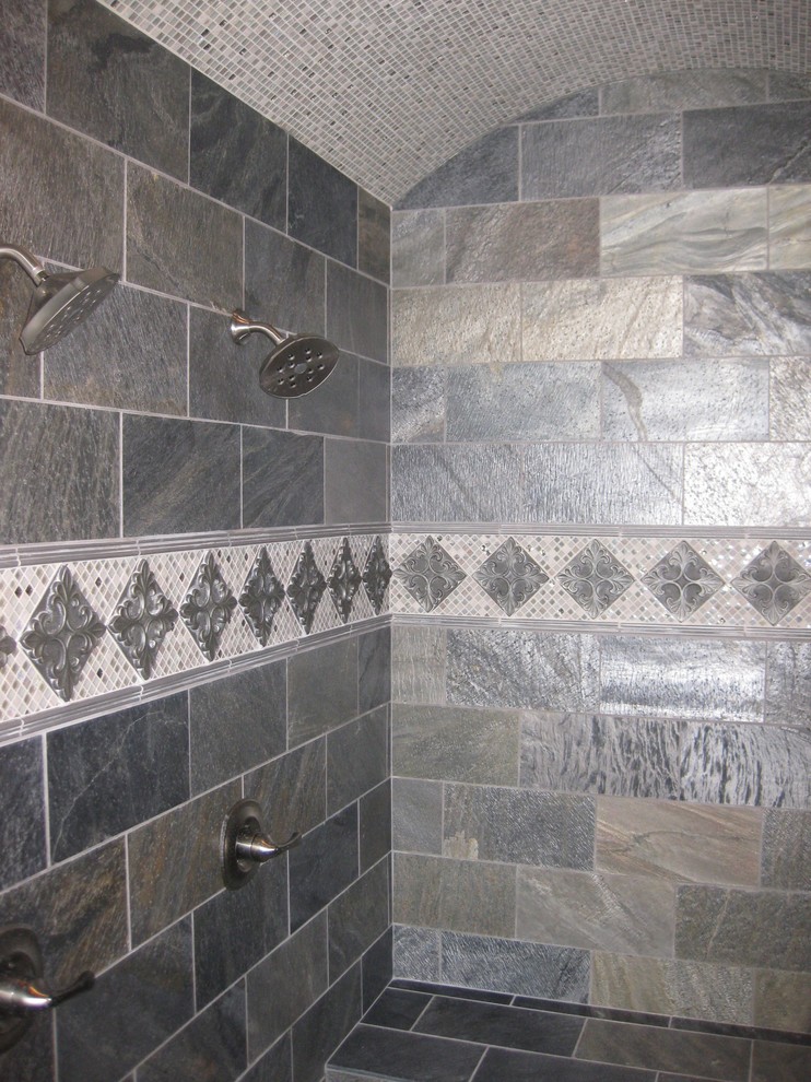 Großes Klassisches Badezimmer En Suite mit Duschnische, grauen Fliesen, Steinfliesen und Schieferboden in Dallas