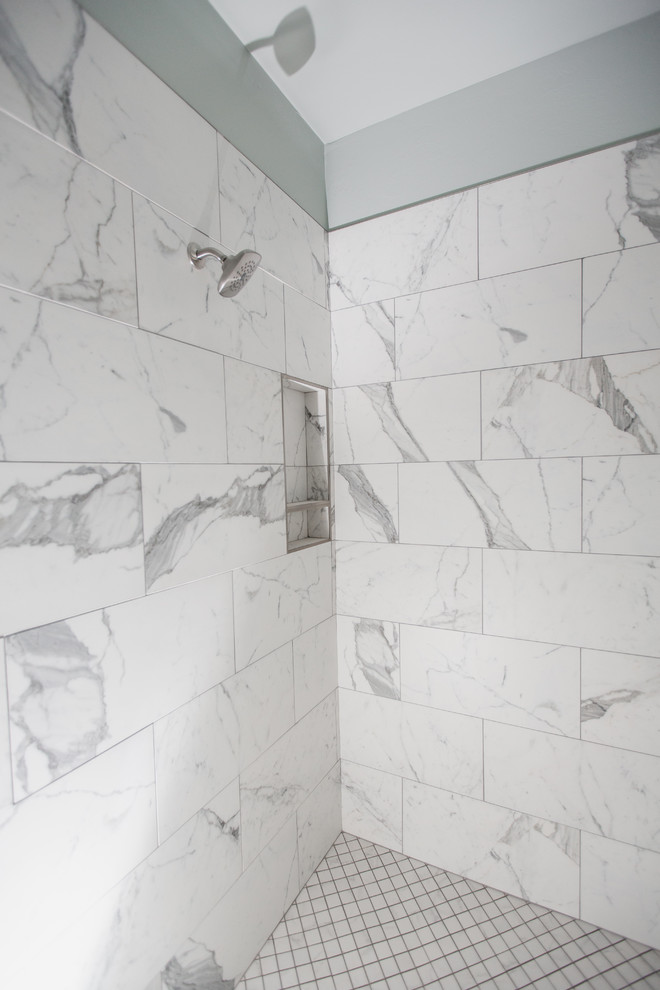 Foto di una stanza da bagno padronale tradizionale con doccia a filo pavimento, pistrelle in bianco e nero, piastrelle in gres porcellanato, pareti blu e pavimento in gres porcellanato