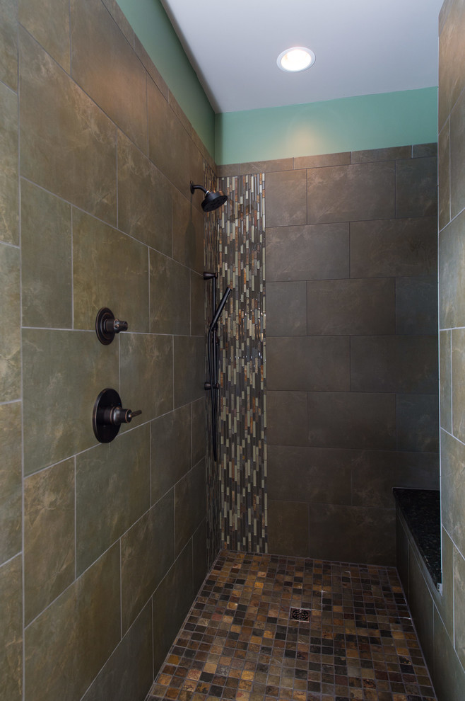 Foto de cuarto de baño principal, minimalista, grande, con armarios con paneles lisos, bañera exenta, ducha abierta, baldosas y/o azulejos marrones y suelo de madera clara