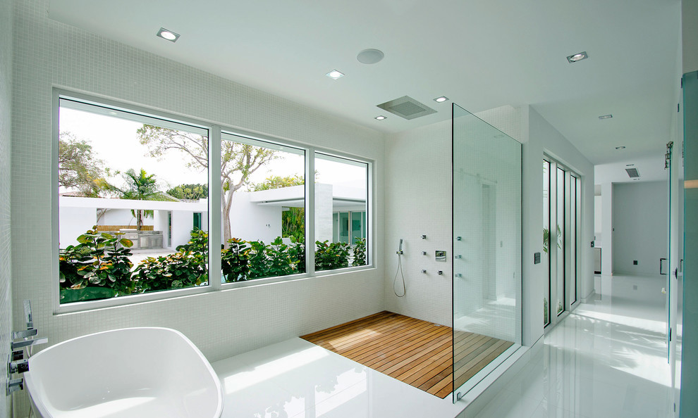 Mittelgroßes Badezimmer En Suite mit verzierten Schränken, grauen Schränken, offener Dusche, Toilette mit Aufsatzspülkasten, grauen Fliesen, Steinplatten, weißer Wandfarbe, Porzellan-Bodenfliesen und Waschtisch aus Holz in Miami