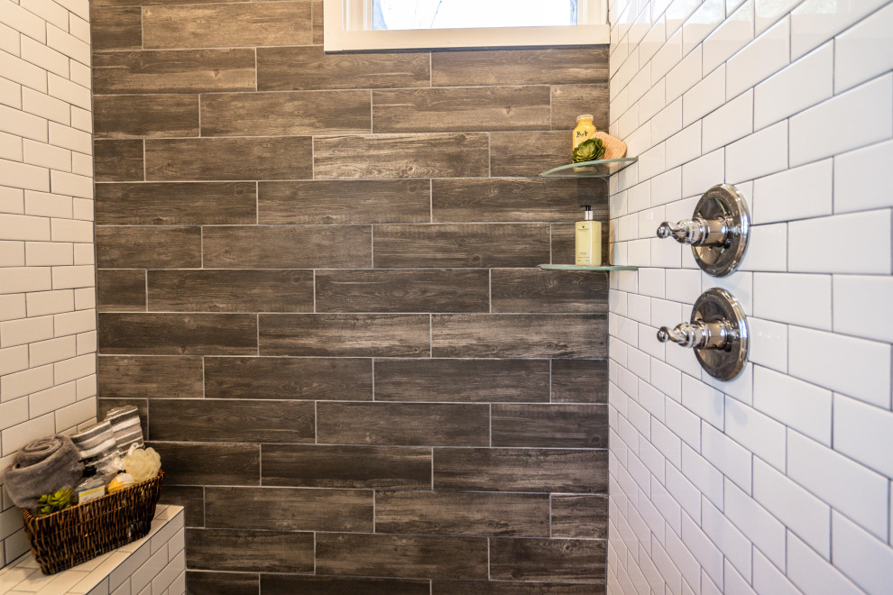 Imagen de cuarto de baño principal de estilo de casa de campo de tamaño medio con ducha empotrada, baldosas y/o azulejos blancas y negros, baldosas y/o azulejos de cerámica y lavabo bajoencimera