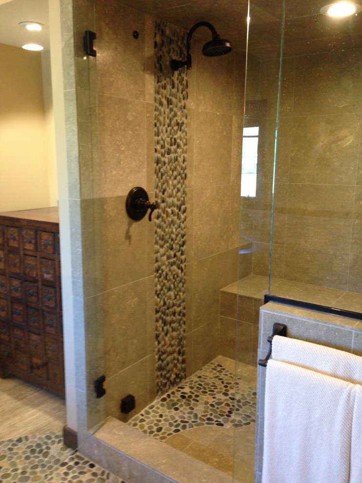 На фото: главная ванная комната среднего размера в стиле кантри с фасадами островного типа, темными деревянными фасадами, столешницей из известняка, душем в нише, зеленой плиткой, каменной плиткой, зелеными стенами и полом из керамической плитки