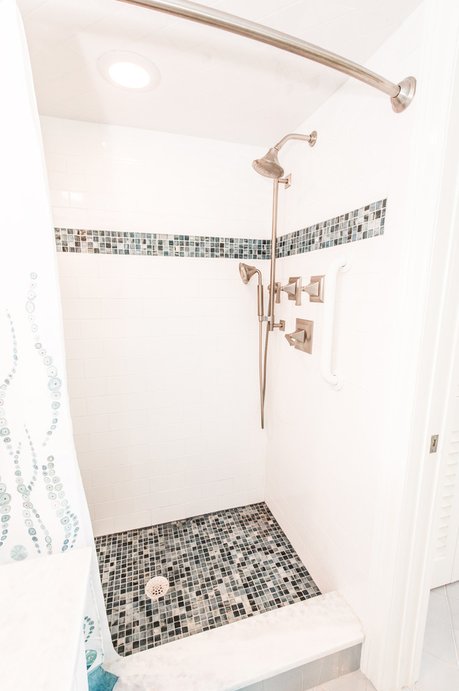Foto på ett mellanstort maritimt badrum med dusch, med luckor med infälld panel, vita skåp, en dusch i en alkov, en toalettstol med separat cisternkåpa, beige kakel, svart och vit kakel, brun kakel, mosaik, gröna väggar, ett undermonterad handfat och granitbänkskiva