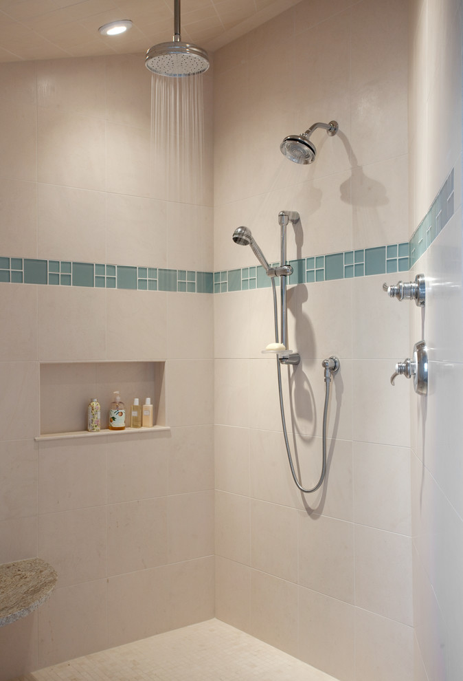 Idéer för maritima badrum, med en dubbeldusch, blå kakel och glaskakel
