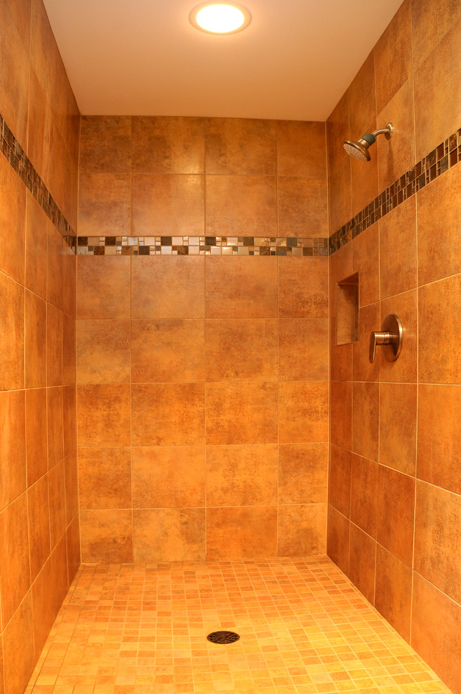 Foto de cuarto de baño tradicional con ducha a ras de suelo y baldosas y/o azulejos beige