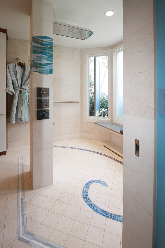 Cette image montre une salle de bain ethnique en bois brun avec un placard à porte plane, une douche ouverte, WC à poser, un carrelage blanc, un carrelage de pierre, un mur beige, un sol en calcaire, un lavabo encastré et un plan de toilette en quartz.