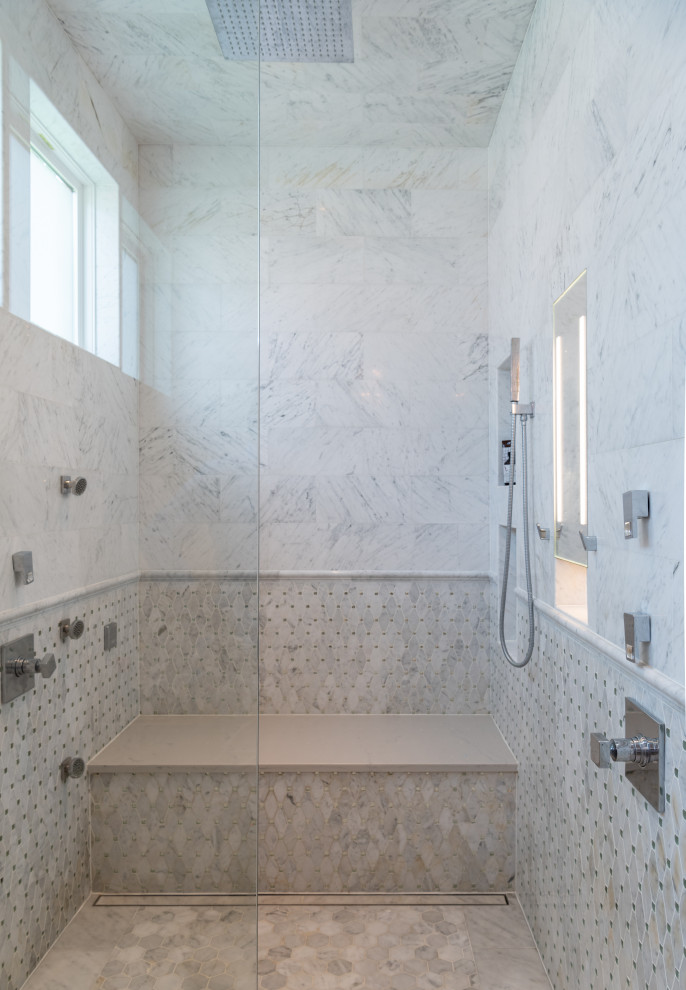 Diseño de cuarto de baño principal tradicional grande con ducha empotrada, baldosas y/o azulejos blancos, baldosas y/o azulejos de mármol, suelo de mármol, suelo blanco, ducha con puerta con bisagras y banco de ducha