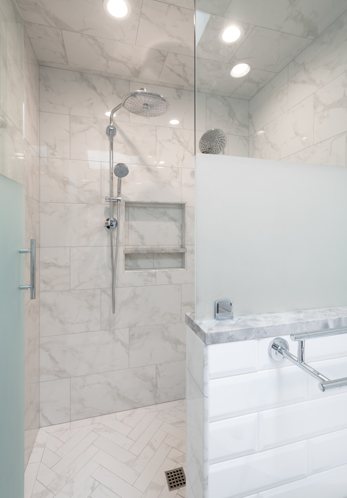 Idéer för ett mellanstort klassiskt en-suite badrum, med en dusch i en alkov, vit kakel, porslinskakel, vita väggar, klinkergolv i porslin, vitt golv och dusch med gångjärnsdörr