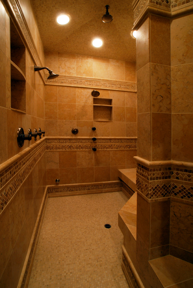 Foto de sauna tradicional con baldosas y/o azulejos beige y baldosas y/o azulejos de piedra