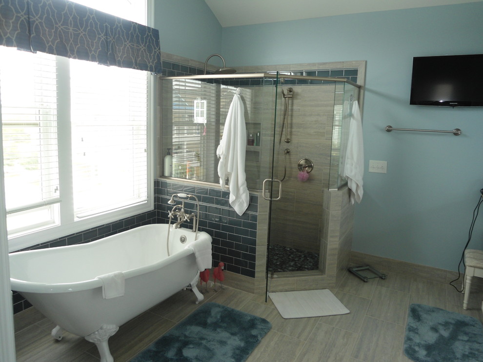 Aménagement d'une salle de bain classique avec une baignoire sur pieds, une douche d'angle, un carrelage bleu et des carreaux de céramique.