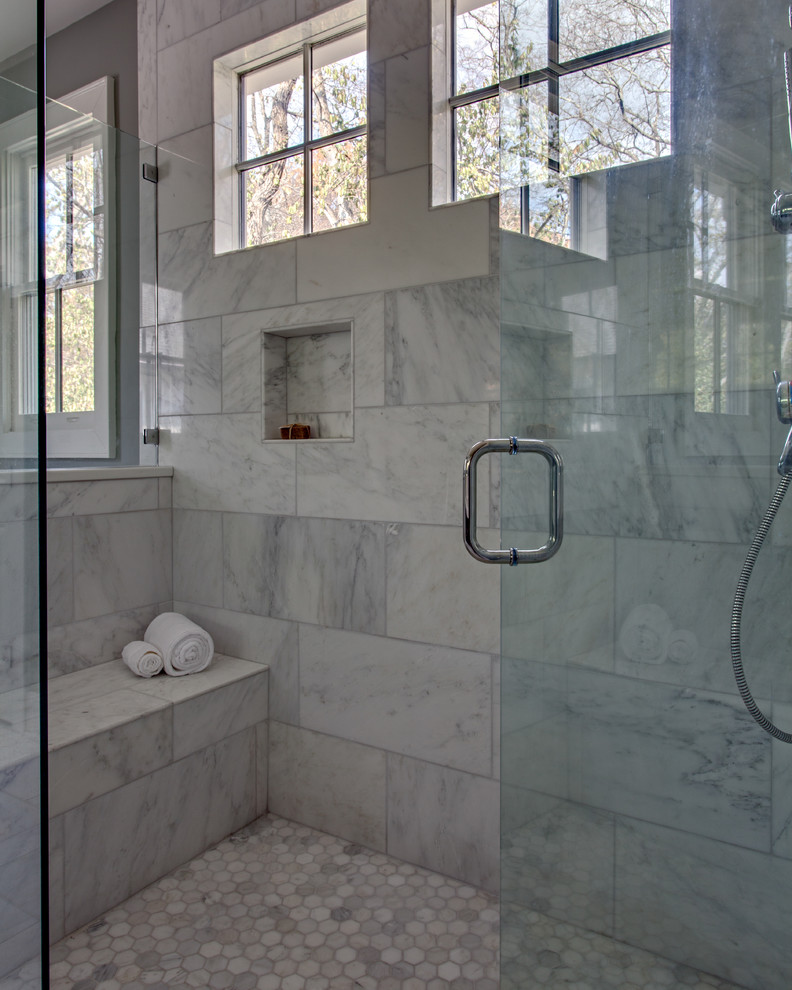 Idéer för ett stort rustikt en-suite badrum, med ett undermonterad handfat, luckor med infälld panel, skåp i mörkt trä, ett fristående badkar, vit kakel och marmorgolv