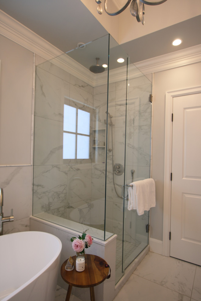 Стильный дизайн: большая главная ванная комната в классическом стиле с фасадами с выступающей филенкой, серыми фасадами, отдельно стоящей ванной, угловым душем, инсталляцией, белой плиткой, керамогранитной плиткой, серыми стенами, полом из керамогранита, врезной раковиной, столешницей из искусственного кварца, белым полом, душем с распашными дверями, белой столешницей, тумбой под две раковины, встроенной тумбой и кессонным потолком - последний тренд