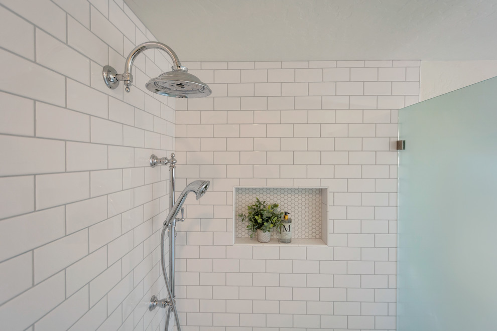 Источник вдохновения для домашнего уюта: главная ванная комната среднего размера в стиле неоклассика (современная классика) с отдельно стоящей ванной, угловым душем, белой плиткой, плиткой кабанчик, полом из керамогранита, белым полом и душем с распашными дверями