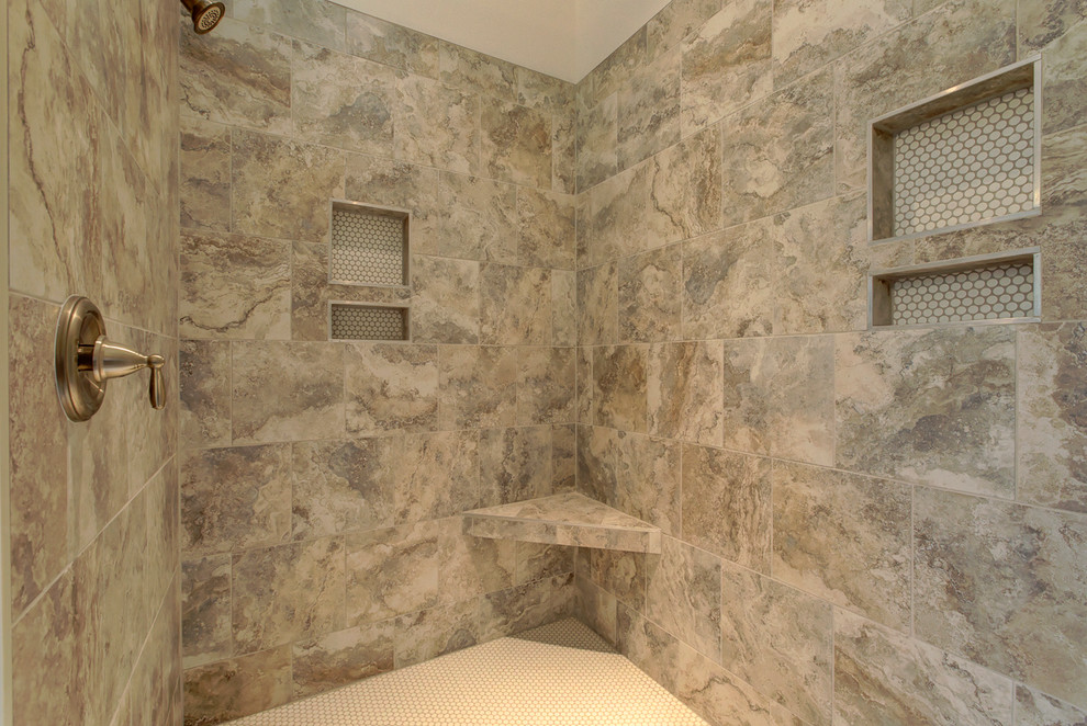 Cette photo montre une salle de bain principale nature avec un placard à porte shaker, des portes de placard blanches, une baignoire sur pieds, une douche à l'italienne, WC séparés, un carrelage gris, des carreaux de céramique, un mur blanc, un sol en carrelage de céramique, un lavabo encastré, un plan de toilette en granite, un sol gris et aucune cabine.