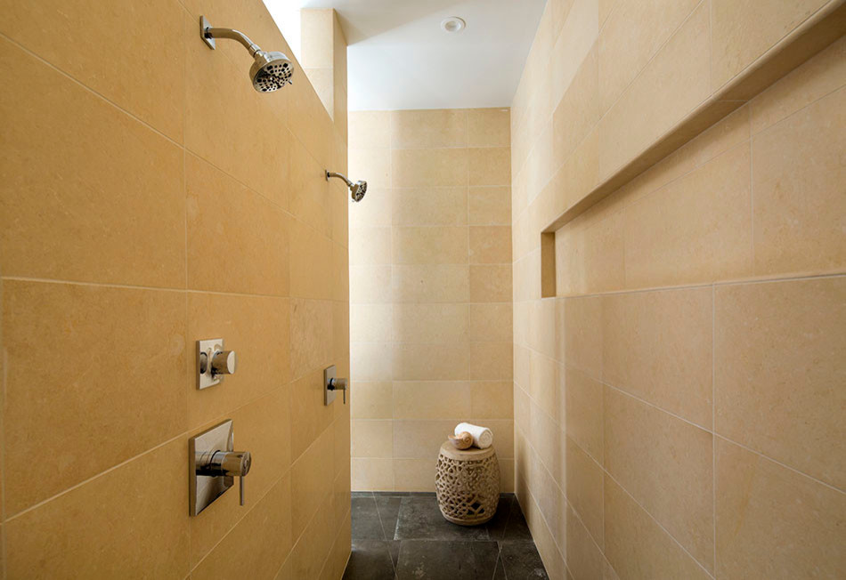Mittelgroßes Modernes Badezimmer En Suite mit flächenbündigen Schrankfronten, Badewanne in Nische, bodengleicher Dusche, braunen Fliesen, Steinfliesen und Porzellan-Bodenfliesen in San Francisco