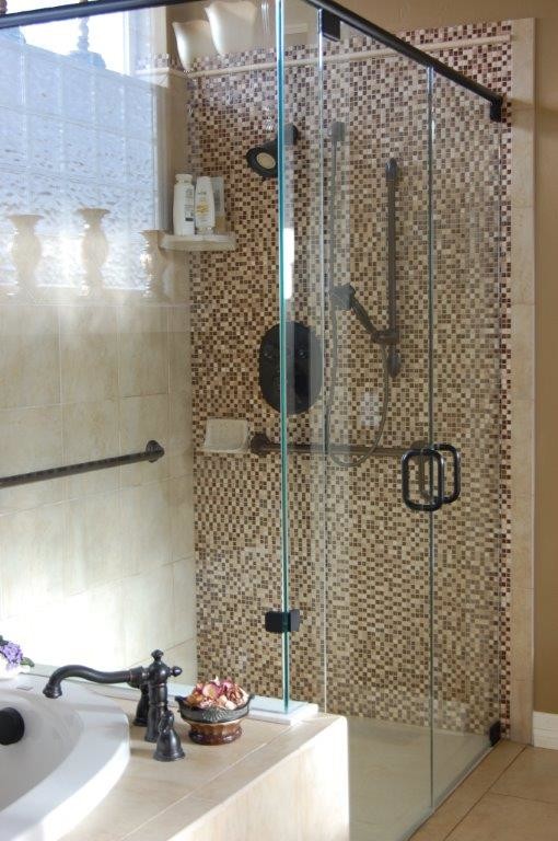 На фото: ванная комната среднего размера в классическом стиле с фасадами с утопленной филенкой, черными фасадами, накладной ванной, угловым душем, раздельным унитазом, серой плиткой, разноцветной плиткой, плиткой мозаикой, бежевыми стенами, полом из керамогранита, монолитной раковиной, столешницей из искусственного кварца, серым полом, душем с распашными дверями и серой столешницей с
