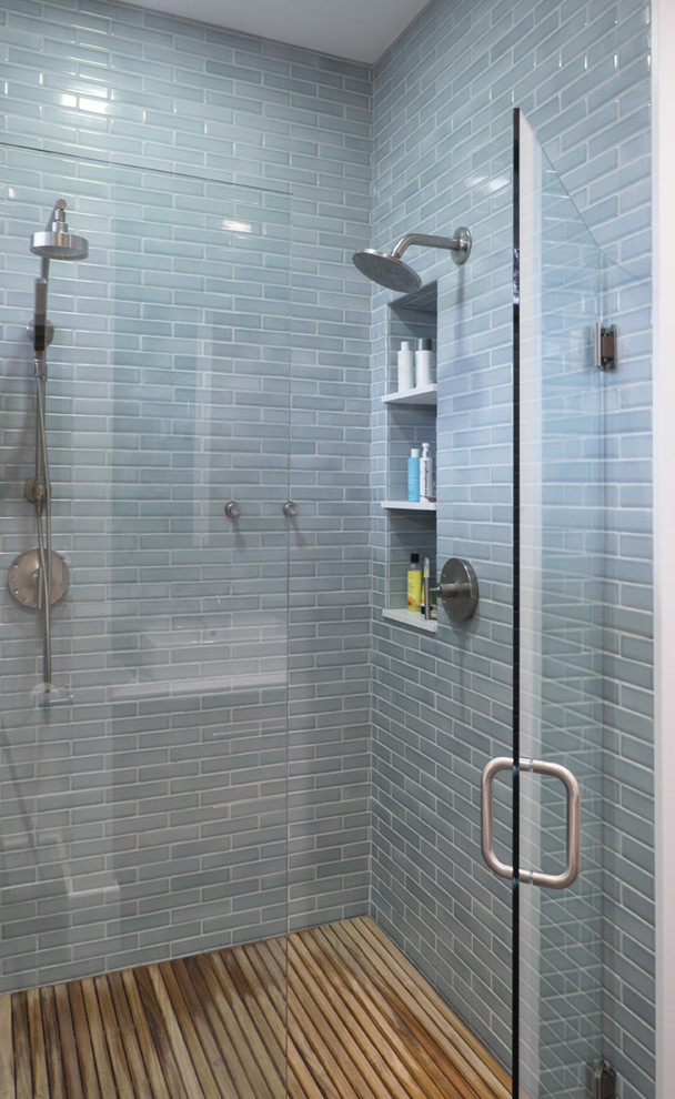 Ejemplo de cuarto de baño principal moderno de tamaño medio con ducha a ras de suelo, baldosas y/o azulejos azules, baldosas y/o azulejos de cerámica, paredes azules y suelo de baldosas de cerámica