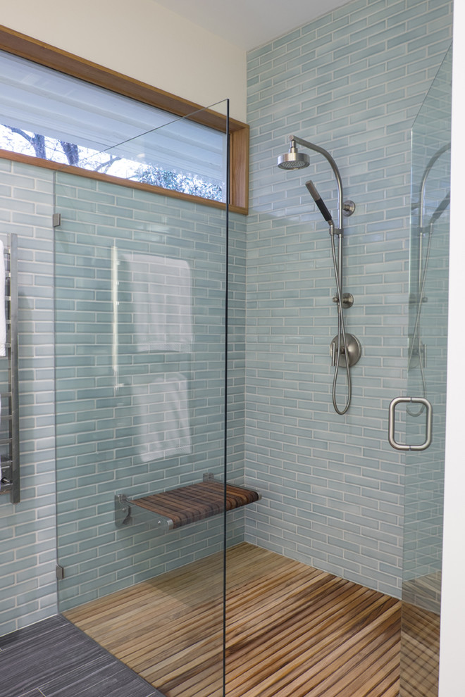 Esempio di una stanza da bagno padronale moderna di medie dimensioni con doccia a filo pavimento, piastrelle blu, piastrelle in ceramica, pareti bianche e pavimento con piastrelle in ceramica