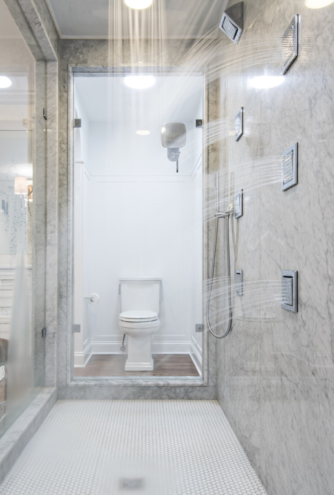 На фото: большая ванная комната в стиле модернизм с двойным душем, плиткой из листового камня и полом из керамической плитки с