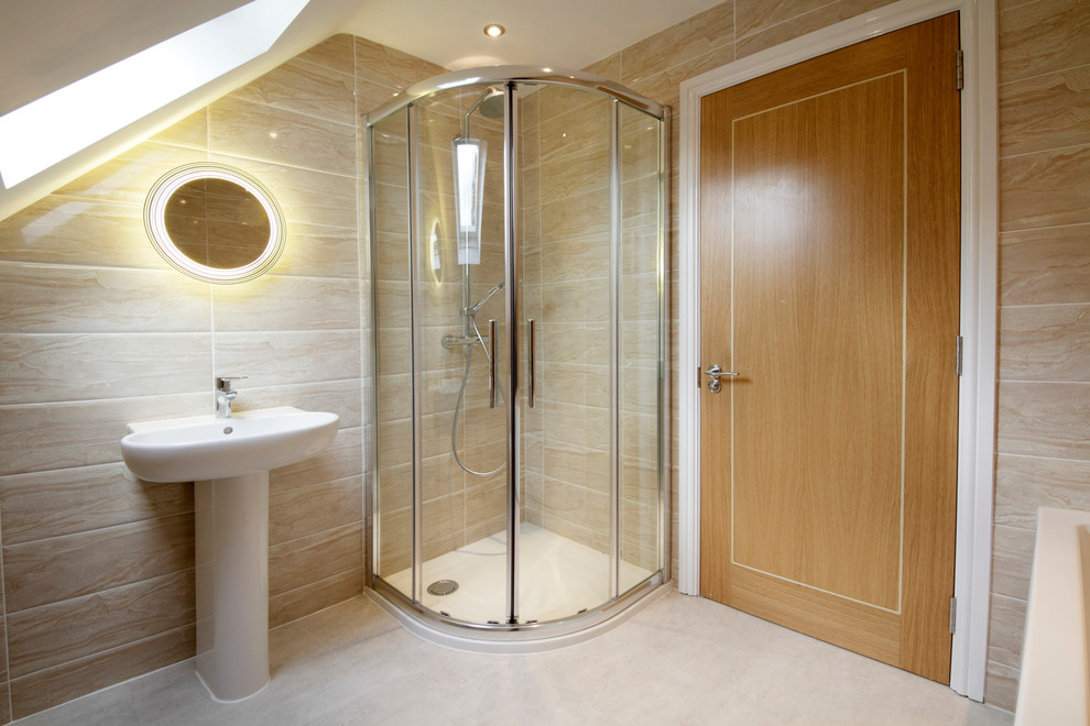 Inredning av ett modernt mellanstort en-suite badrum, med en kantlös dusch, en vägghängd toalettstol, grå kakel, porslinskakel, bruna väggar, klinkergolv i porslin och ett piedestal handfat