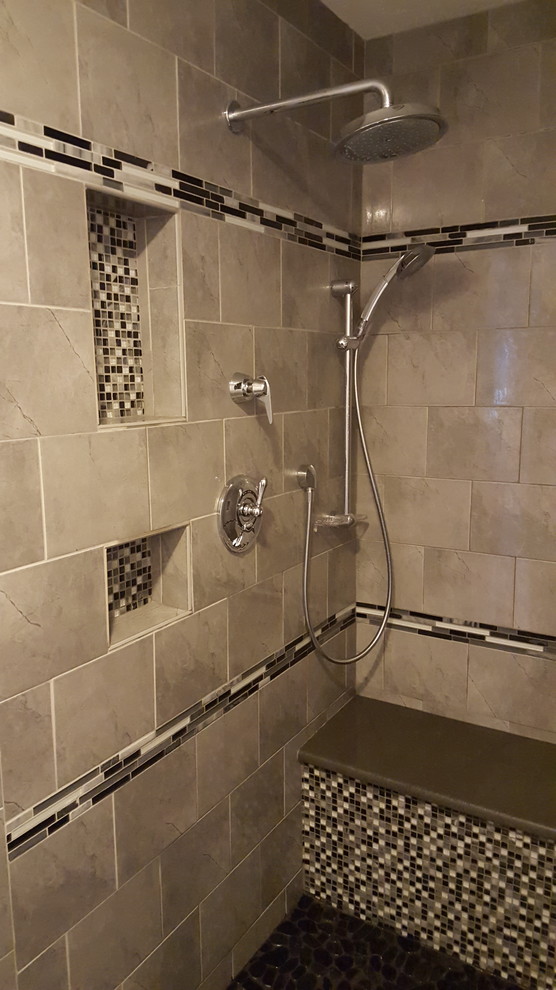 Diseño de cuarto de baño minimalista pequeño con ducha empotrada, baldosas y/o azulejos grises, baldosas y/o azulejos de cerámica, suelo de baldosas tipo guijarro y aseo y ducha