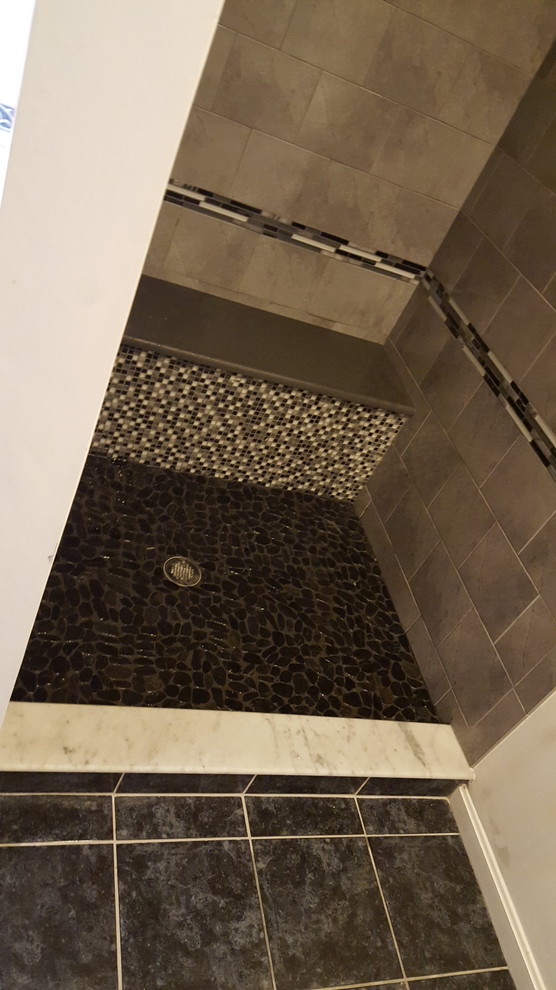 На фото: маленькая ванная комната в стиле модернизм с душем в нише, серой плиткой, керамической плиткой, полом из галечной плитки и душевой кабиной для на участке и в саду с