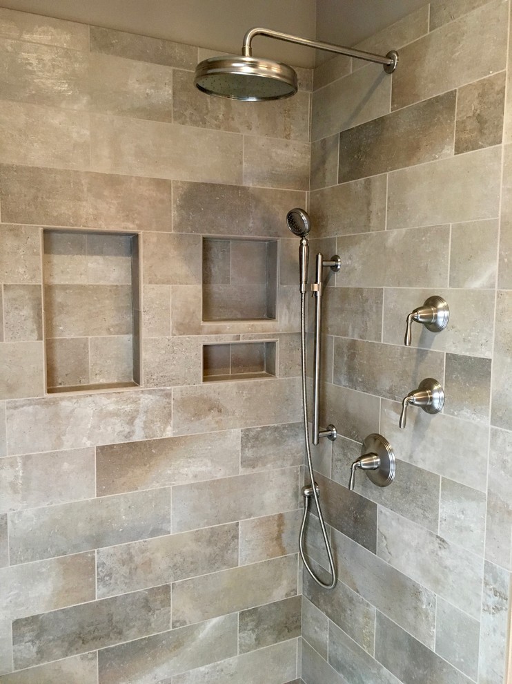 Mittelgroßes Klassisches Badezimmer En Suite mit Duschnische, beigen Fliesen und Porzellanfliesen in Kansas City