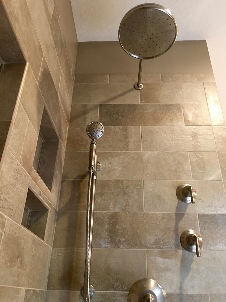 Mittelgroßes Klassisches Badezimmer En Suite mit Duschnische, beigen Fliesen und Porzellanfliesen in Kansas City