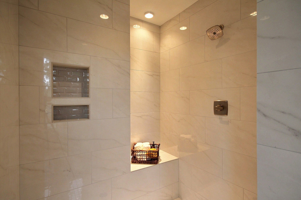 Пример оригинального дизайна: большая главная ванная комната в стиле неоклассика (современная классика) с фасадами с утопленной филенкой, белыми фасадами, угловой ванной, душем без бортиков, раздельным унитазом, серой плиткой, керамической плиткой, серыми стенами, полом из керамической плитки, накладной раковиной и столешницей из плитки