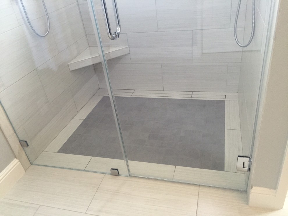Inspiration pour une salle de bain principale design en bois foncé avec un placard à porte plane, une douche ouverte et un carrelage gris.