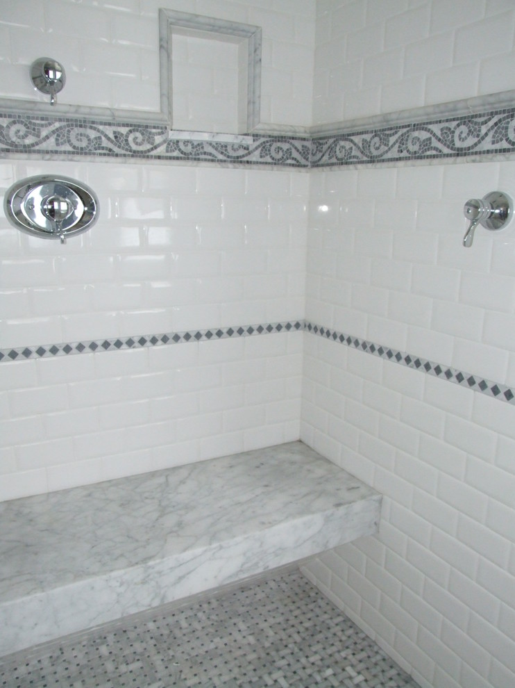 Inspiration för ett stort vintage en-suite badrum, med marmorbänkskiva, en dubbeldusch, vit kakel, tunnelbanekakel, blå väggar, marmorgolv, ett undermonterad handfat, vita skåp, ett platsbyggt badkar, en toalettstol med separat cisternkåpa och luckor med upphöjd panel