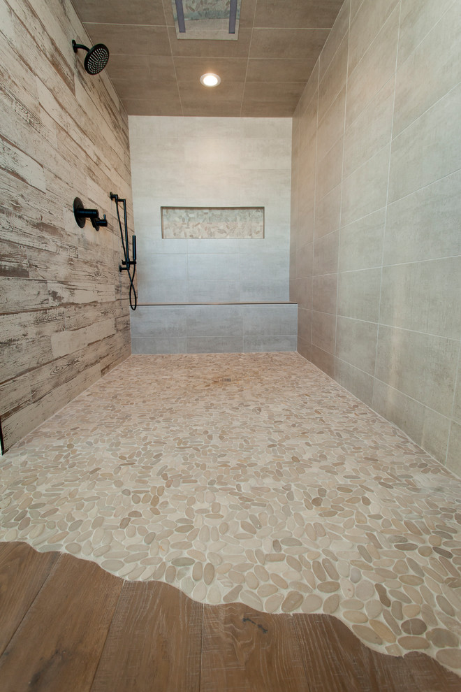 Großes Asiatisches Badezimmer En Suite mit beigen Fliesen, Kiesel-Bodenfliesen, beigem Boden, offener Dusche, Duschnische und Kieselfliesen in Calgary