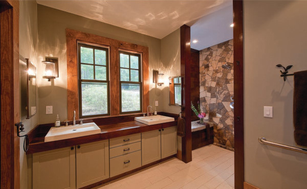 Idéer för att renovera ett stort vintage en-suite badrum, med skåp i shakerstil, beige skåp, ett platsbyggt badkar, en dusch i en alkov, en toalettstol med separat cisternkåpa, stenkakel, beige väggar, målat trägolv, ett fristående handfat och träbänkskiva