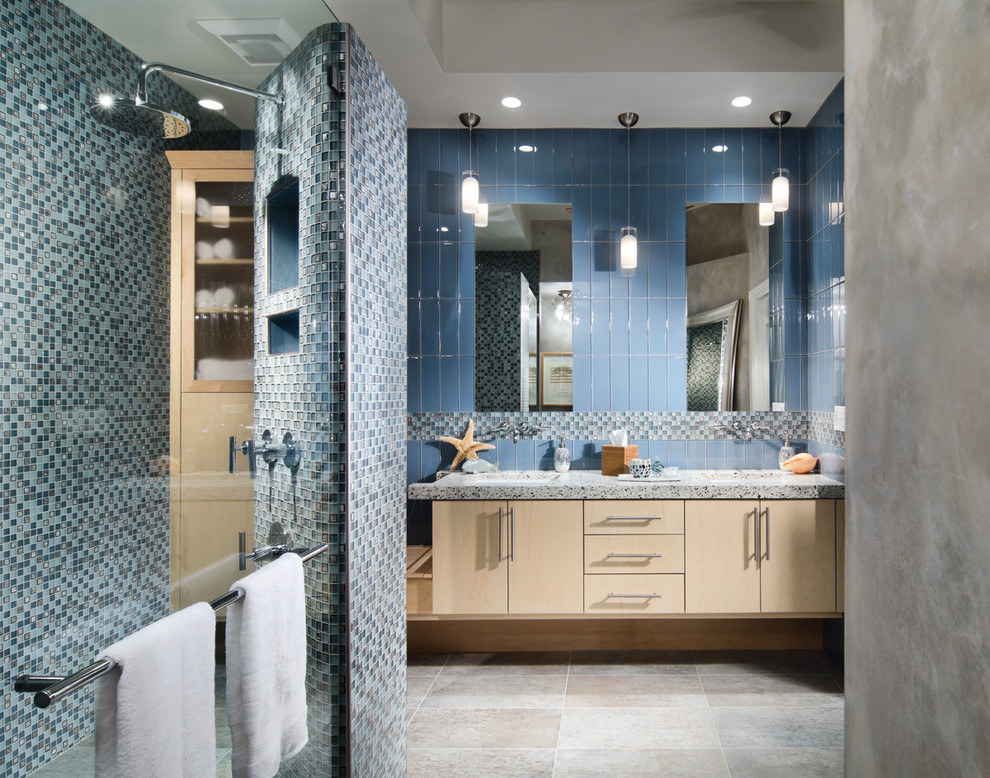Idee per una stanza da bagno design con ante lisce, ante in legno chiaro, doccia alcova e piastrelle blu