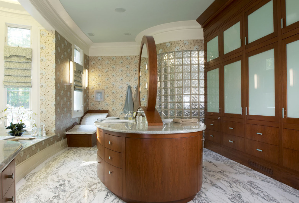 Esempio di un'ampia stanza da bagno padronale bohémian con lavabo sottopiano, ante lisce, ante in legno scuro, piastrelle grigie, top in granito, doccia alcova e pavimento in marmo