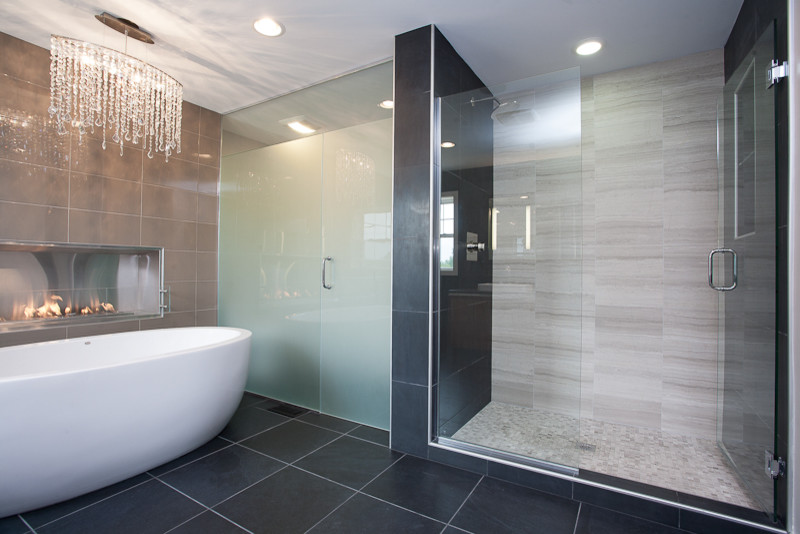 Modern inredning av ett stort en-suite badrum, med en dusch i en alkov, släta luckor, skåp i ljust trä, ett fristående badkar, grå kakel, stickkakel, flerfärgade väggar, skiffergolv, ett fristående handfat och bänkskiva i betong