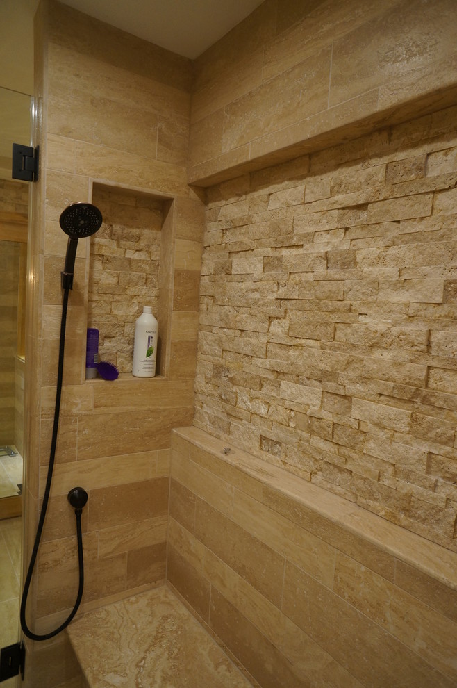 Idée de décoration pour une douche en alcôve principale méditerranéenne de taille moyenne avec une baignoire en alcôve, un carrelage de pierre, un sol en carrelage de porcelaine et un lavabo encastré.