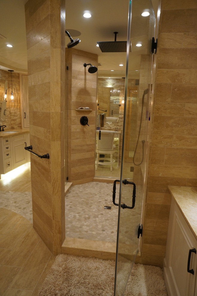 Пример оригинального дизайна: главная ванная комната среднего размера в средиземноморском стиле с ванной в нише, душем в нише, каменной плиткой, полом из керамогранита и врезной раковиной