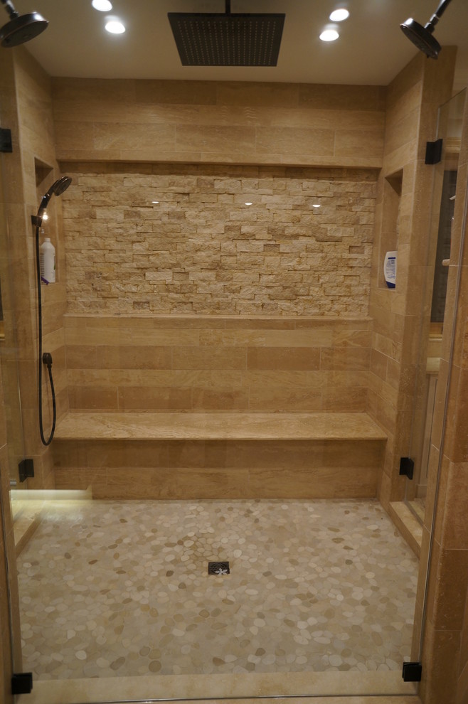 Exemple d'une douche en alcôve principale méditerranéenne de taille moyenne avec une baignoire en alcôve, un carrelage de pierre, un sol en carrelage de porcelaine et un lavabo encastré.