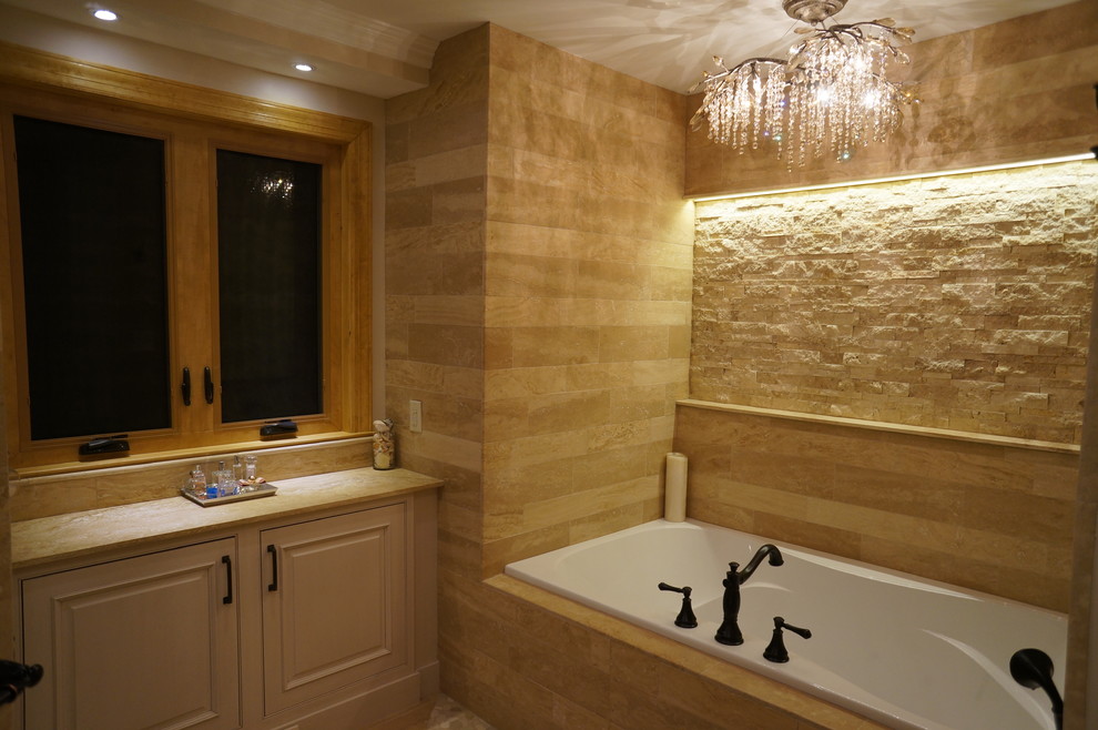 Idée de décoration pour une douche en alcôve principale méditerranéenne de taille moyenne avec une baignoire en alcôve, un carrelage de pierre et un sol en carrelage de porcelaine.