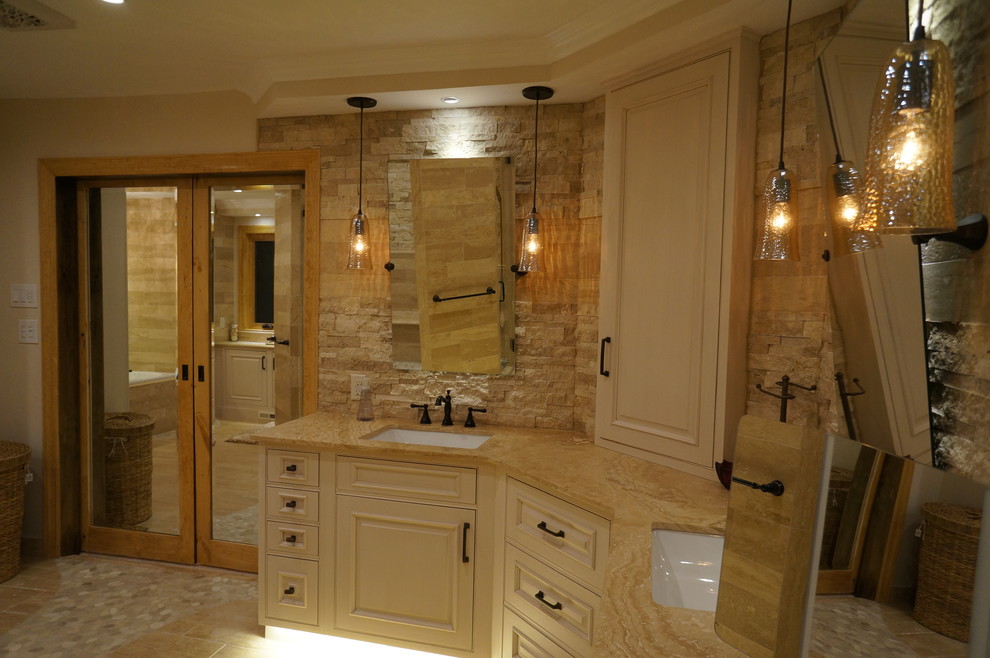 Exempel på ett mellanstort medelhavsstil en-suite badrum, med ett badkar i en alkov, en dusch i en alkov, stenkakel, klinkergolv i porslin och ett undermonterad handfat