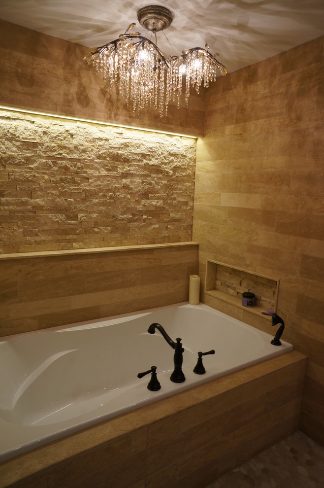 Inspiration för mellanstora medelhavsstil en-suite badrum, med ett badkar i en alkov, en dusch i en alkov, stenkakel och klinkergolv i porslin