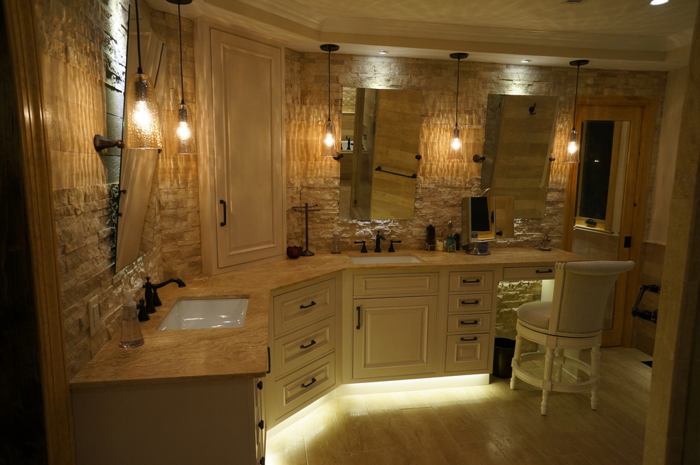 Ejemplo de cuarto de baño principal mediterráneo de tamaño medio con bañera empotrada, ducha empotrada, baldosas y/o azulejos de piedra, suelo de baldosas de porcelana y lavabo bajoencimera