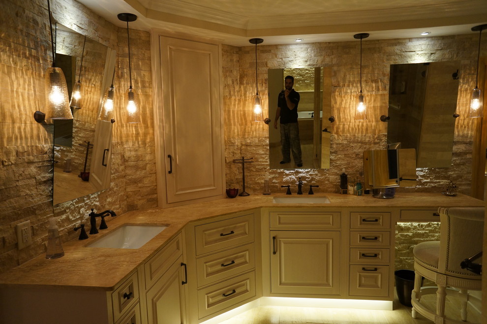 Пример оригинального дизайна: главная ванная комната среднего размера в средиземноморском стиле с ванной в нише, душем в нише, каменной плиткой, полом из керамогранита и врезной раковиной