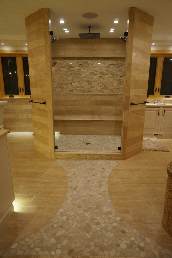 Стильный дизайн: главная ванная комната среднего размера в средиземноморском стиле с ванной в нише, душем в нише, каменной плиткой, полом из керамогранита и врезной раковиной - последний тренд