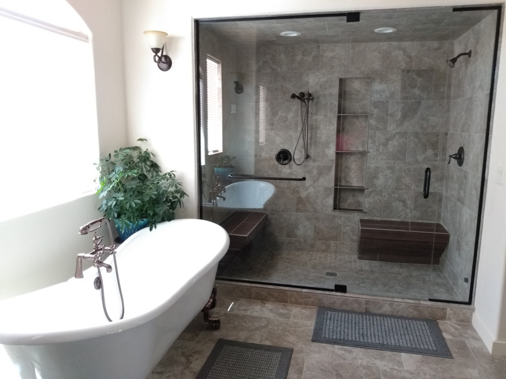 Aménagement d'une grande salle de bain principale méditerranéenne avec une baignoire sur pieds, une douche double, des carreaux de céramique, un sol en carrelage de céramique, une cabine de douche à porte battante et un banc de douche.