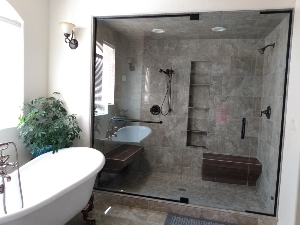 Exemple d'une grande salle de bain principale méditerranéenne avec une baignoire sur pieds, une douche double, des carreaux de céramique, un sol en carrelage de céramique, une cabine de douche à porte battante et un banc de douche.