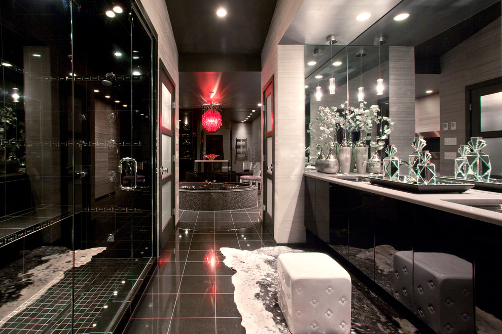 Exemple d'une douche en alcôve tendance avec un lavabo encastré, un placard à porte plane, des portes de placard noires, une baignoire posée, un carrelage noir et un sol noir.